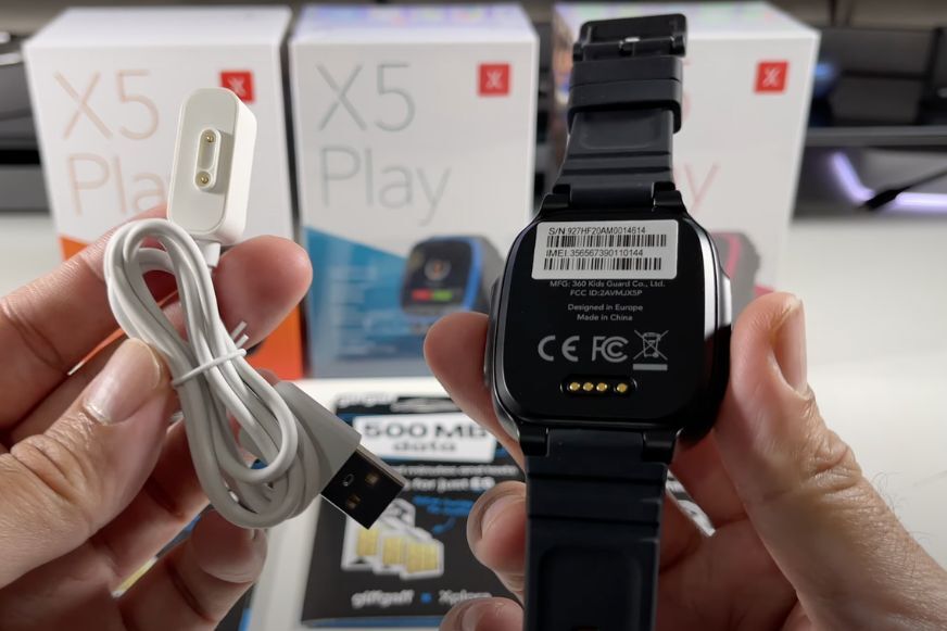 Man sieht das Ladekabel der XPLORA X5.